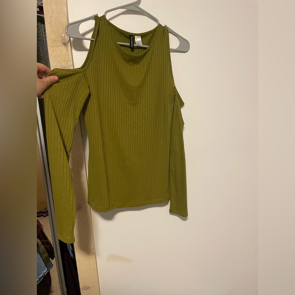Shoulder-less long sleeve